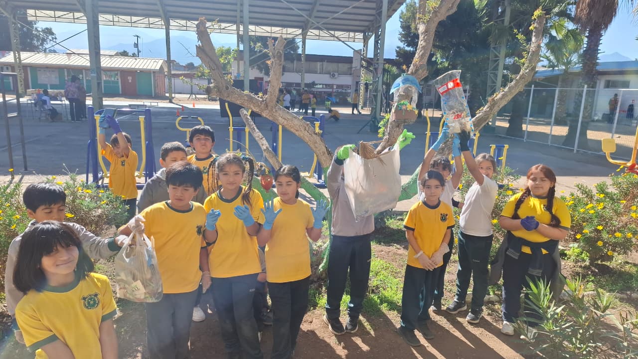 Estudiantes limpiando e interactuando en jardines de la escuela